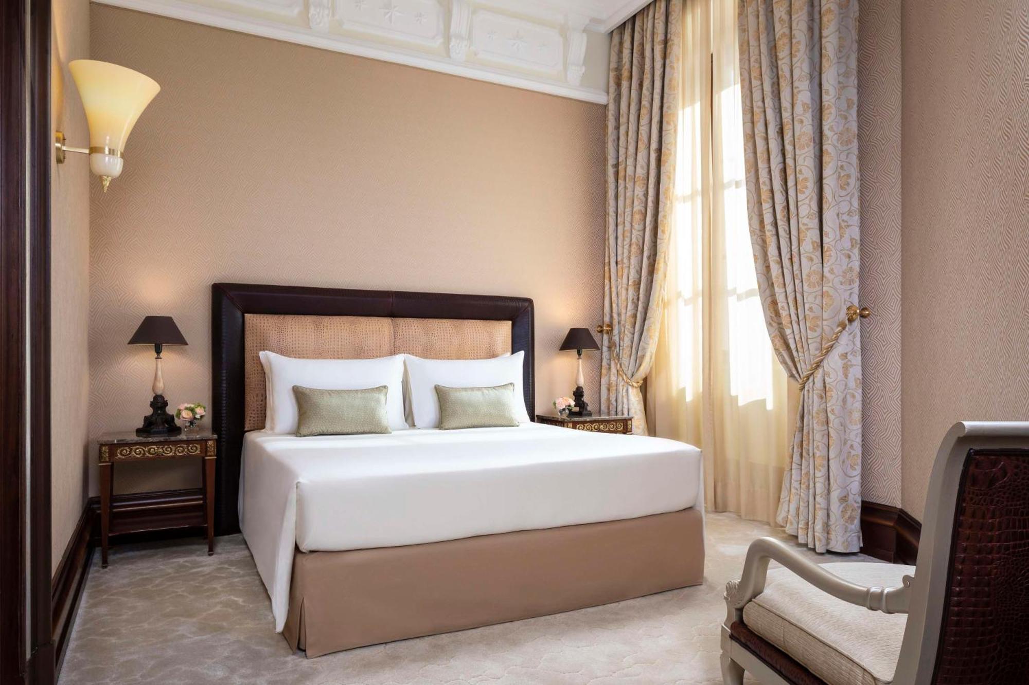 Anantara Palazzo Naiadi Rome Hotel - A Leading Hotel Of The World Exterior photo A bedroom at the hotel