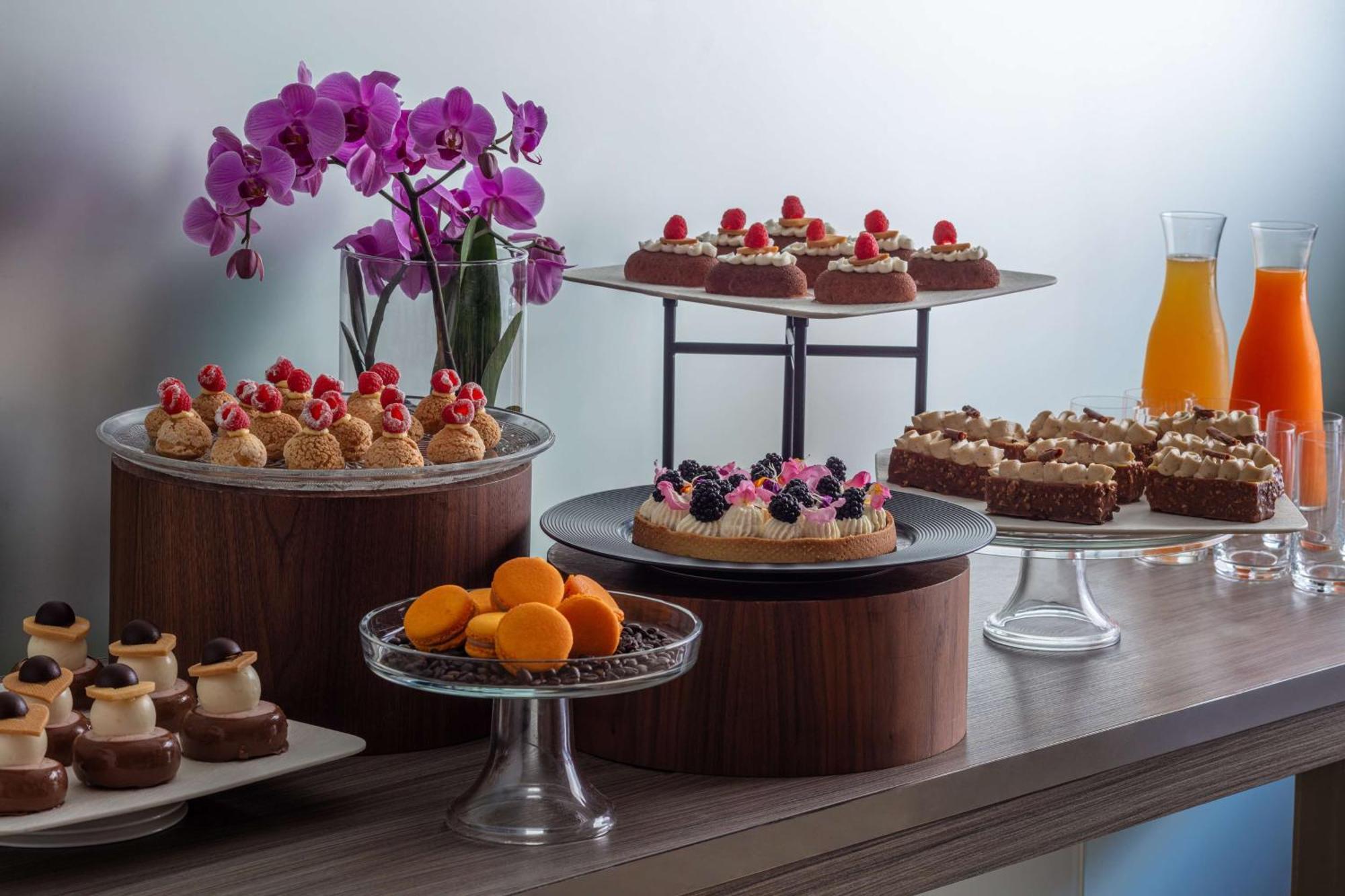 Anantara Palazzo Naiadi Rome Hotel - A Leading Hotel Of The World Exterior photo A dessert buffet