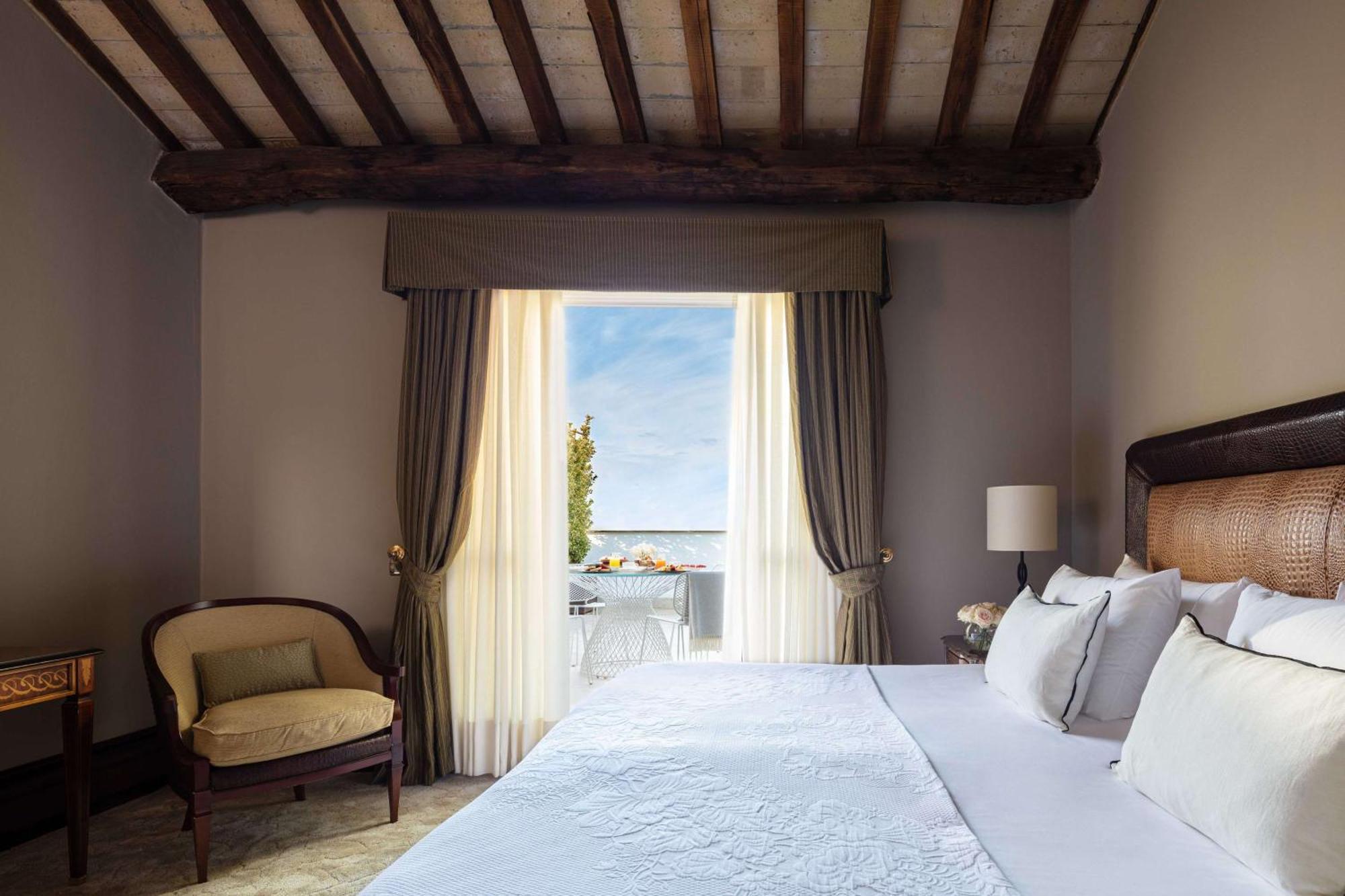 Anantara Palazzo Naiadi Rome Hotel - A Leading Hotel Of The World Exterior photo A room at the hotel