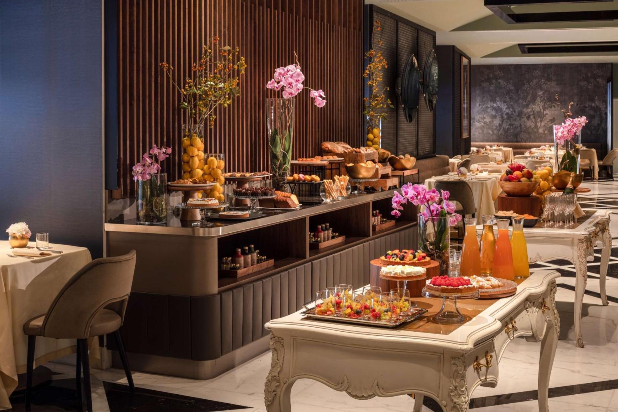 Anantara Palazzo Naiadi Rome Hotel - A Leading Hotel Of The World Exterior photo The buffet at the hotel