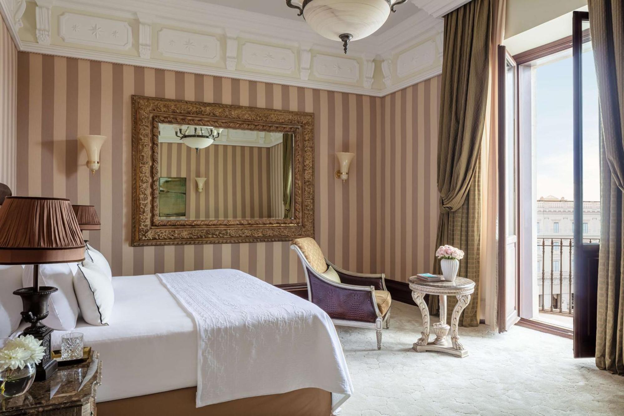 Anantara Palazzo Naiadi Rome Hotel - A Leading Hotel Of The World Exterior photo A room at the hotel